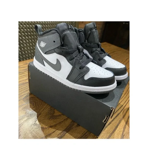 Jordan 1 Kids Gym Shoes Size 10C - Picture 2 of 5